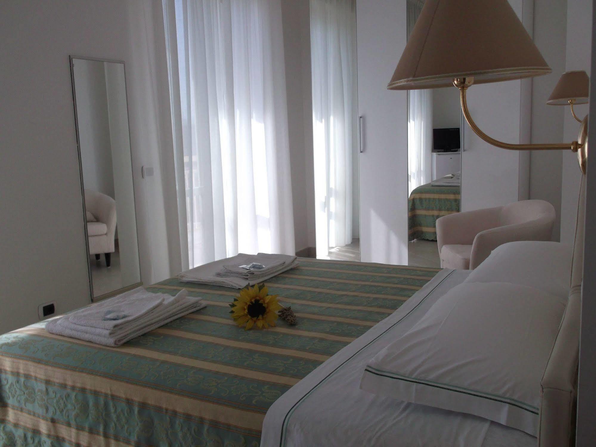 Hotel Carlton Beach Rimini Exterior photo